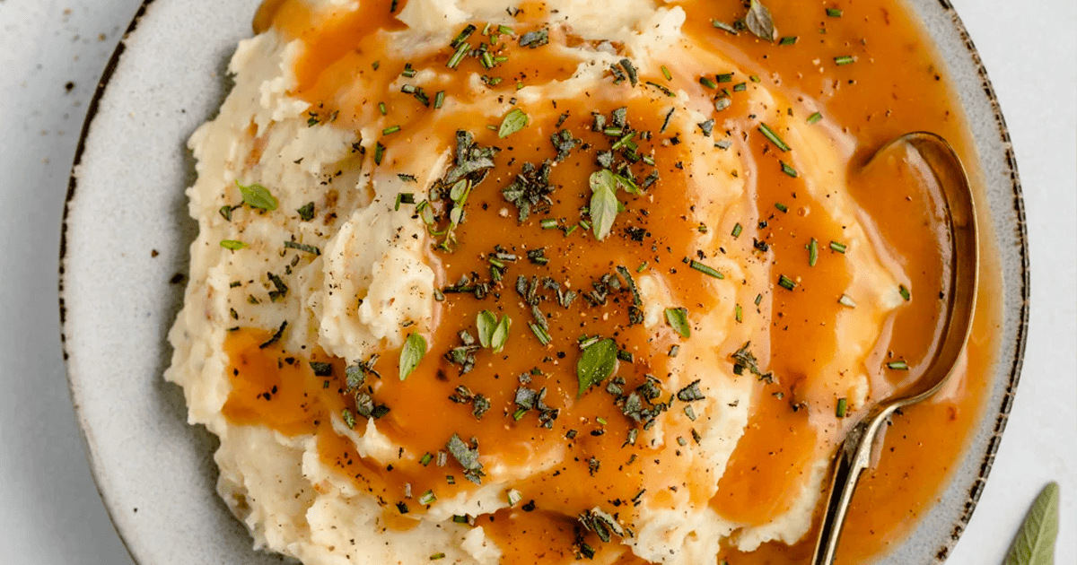 The BEST Homemade Turkey Gravy (ready in 20 minutes!)