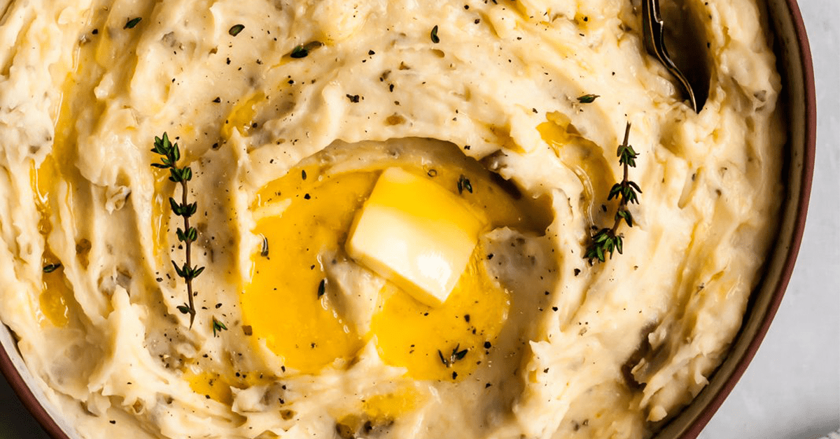 The BEST Slow Cooker Mashed Potatoes (so creamy!)