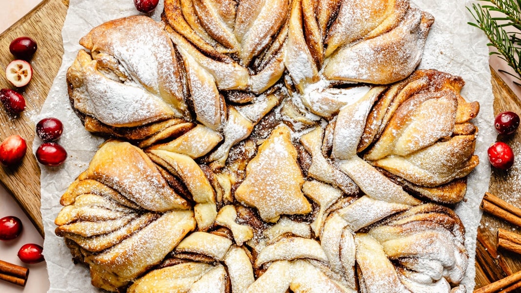 Festive Cinnamon Roll Snowflake (with step-by-step photos!)