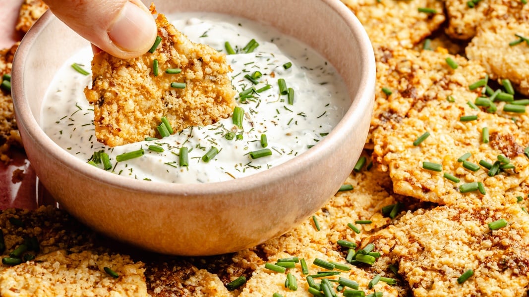 5-Ingredient Spicy Ranch Crackers (with homemade ranch dip!)