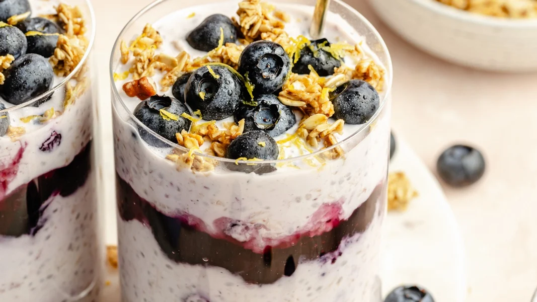 High-Protein Lemon Blueberry Overnight Oats (great for meal prep!)